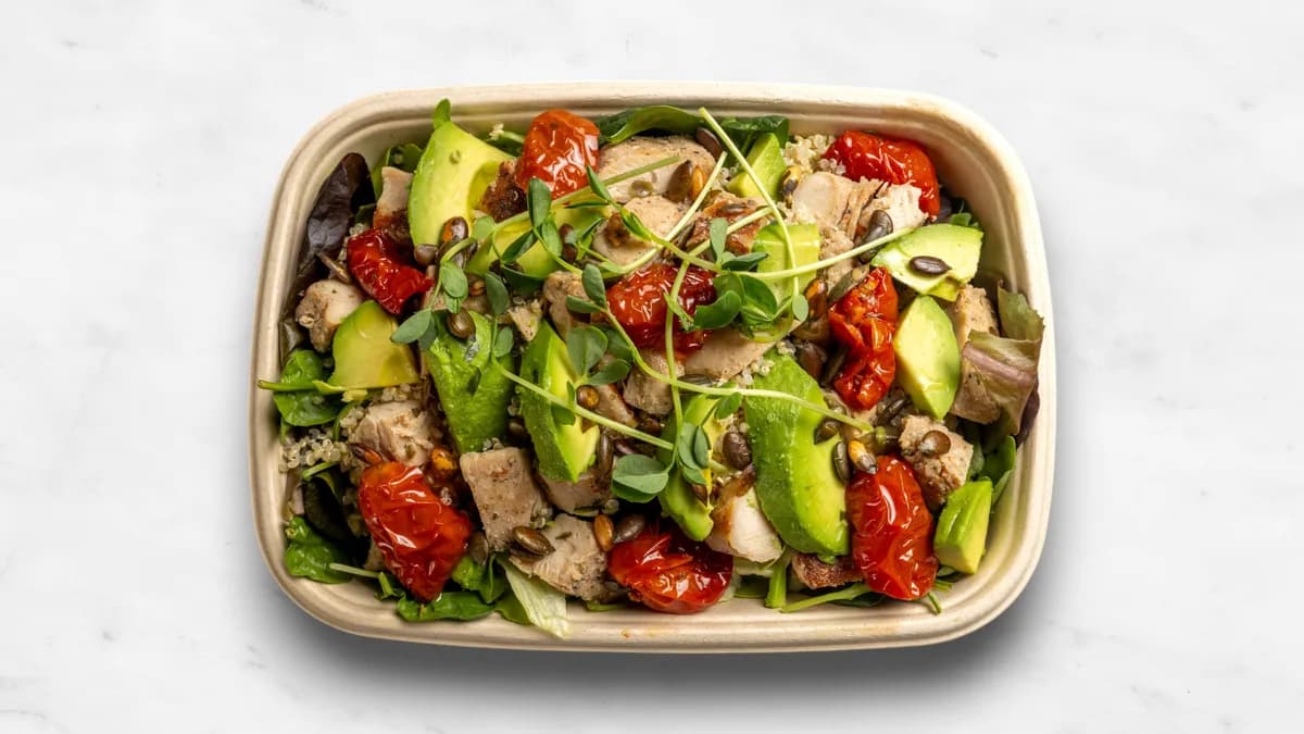 Quinoasallad med Grillad Kycklingfilé, Avokado & Semisoltorkade Körsbärstomater