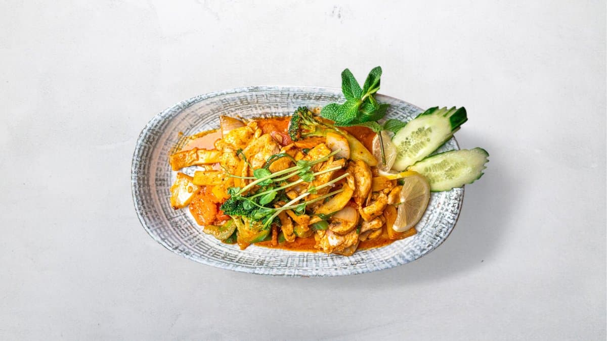 Gai / Koong Pad Krueng Geng