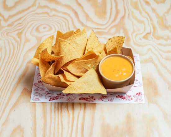 Chips med cheddarsås