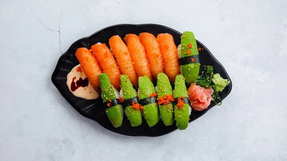 10 nigiri ( 50/50, 5 valfri fisknigiri en sort, 5 avokadonigiri)