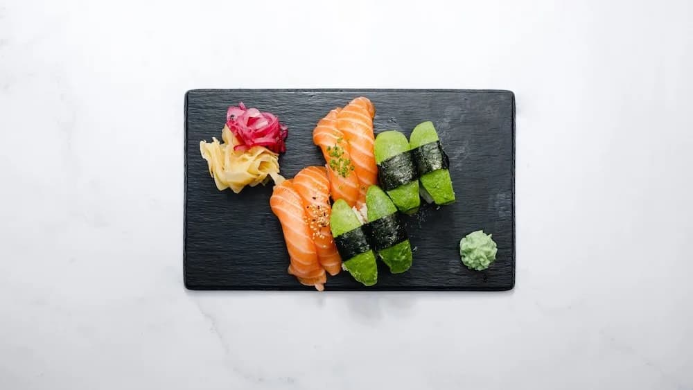 8 nigiri ( 50/50, 4 valfri fisknigiri, 4 avokadonigiri