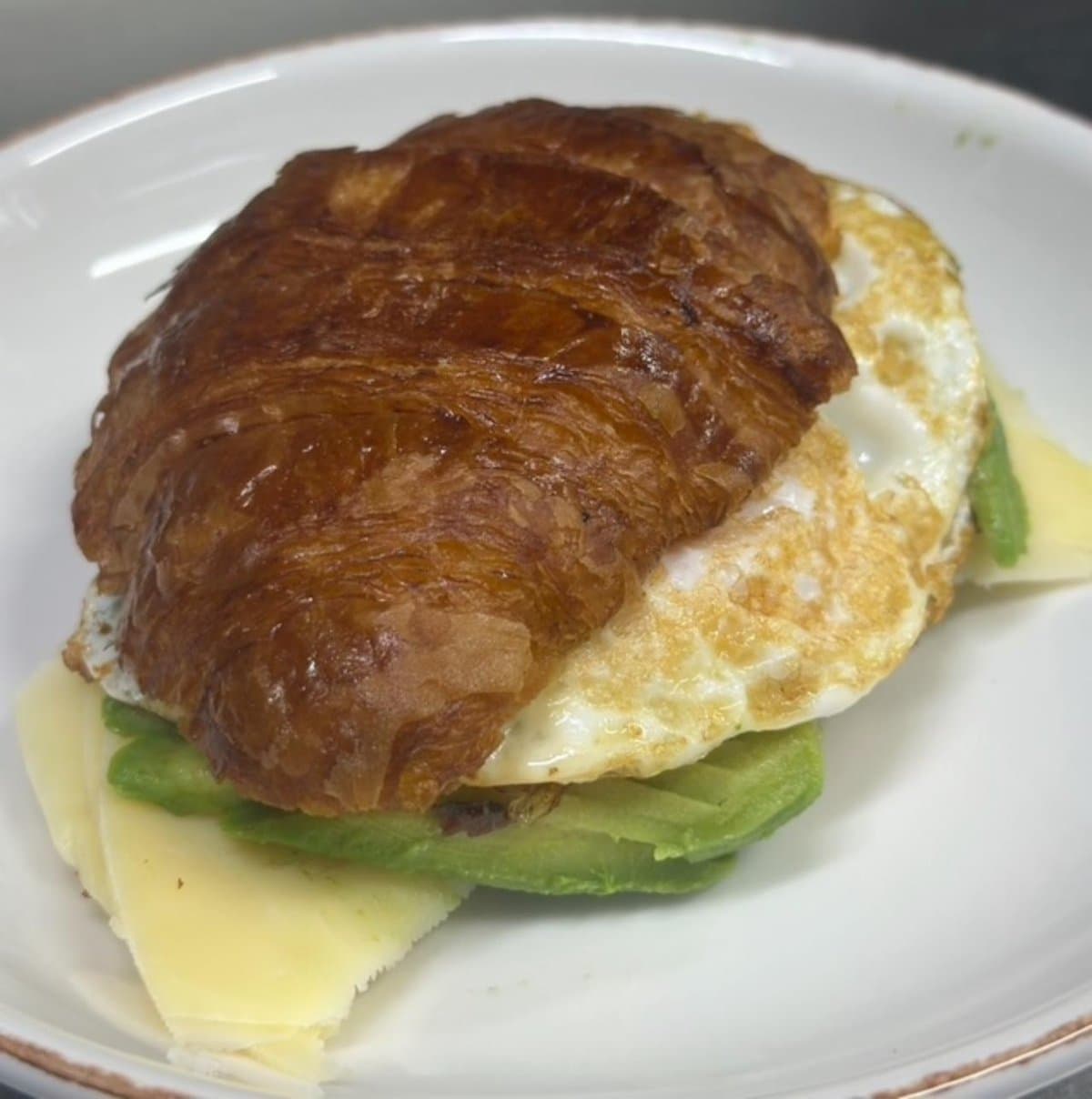 Rostad Croissant cheddarost, avokado & stekt ägg