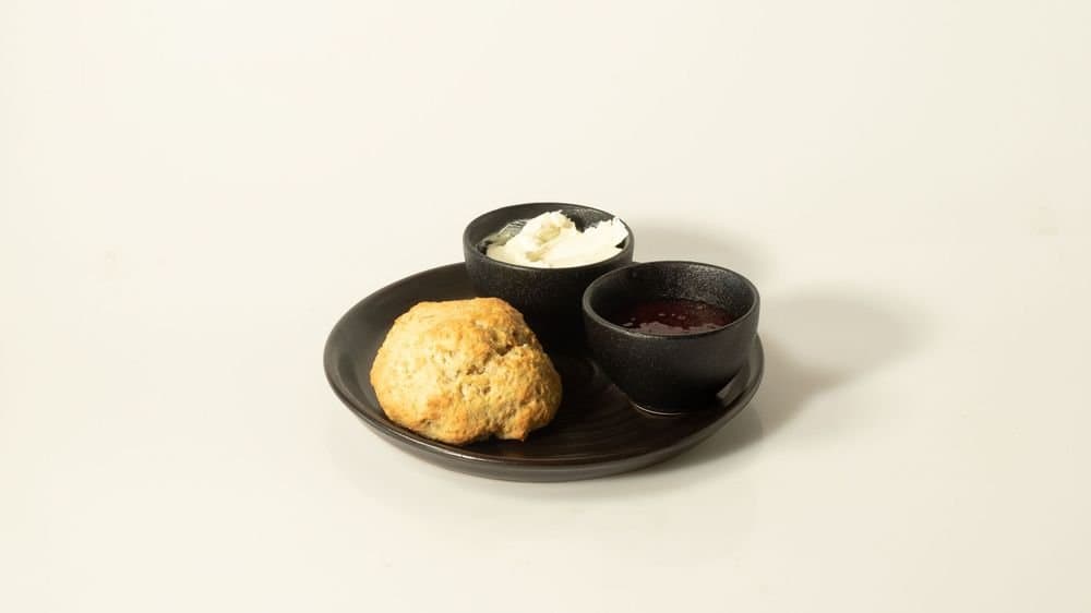 Vår egna scones med färskost och bärkompott