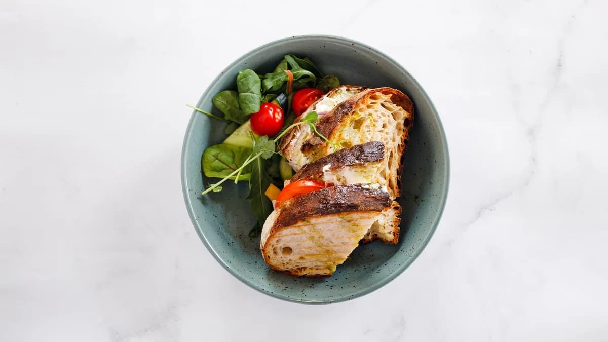 Grillat Levain med Kyckling, Pesto och Ost