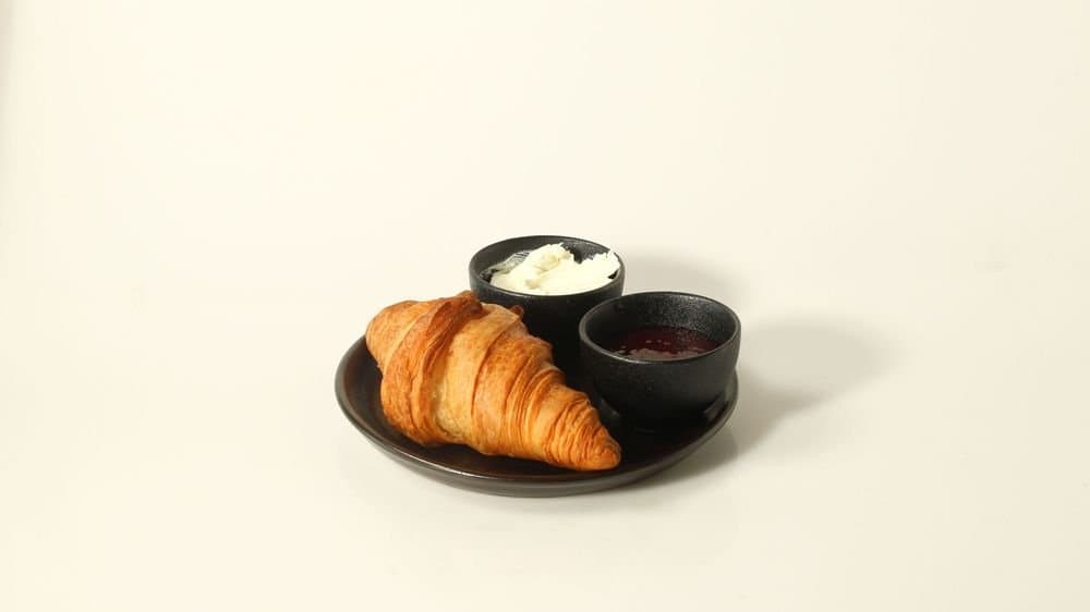 Croissant med sylt och färskost