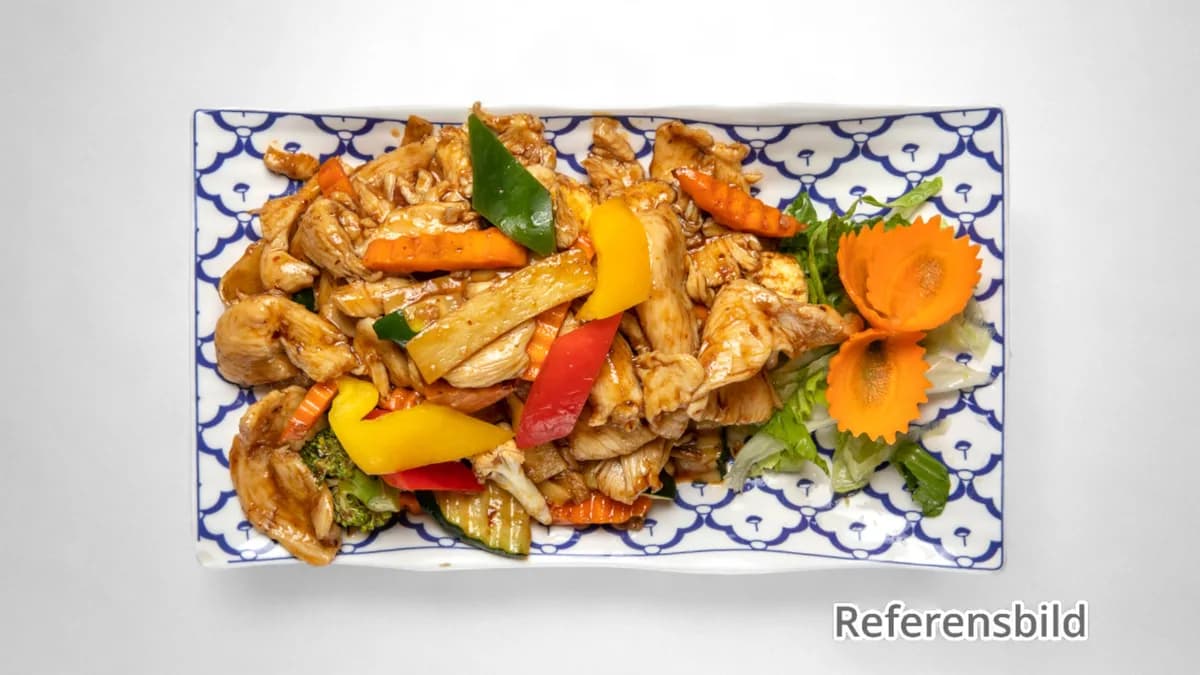16. Phad Namprik Pao